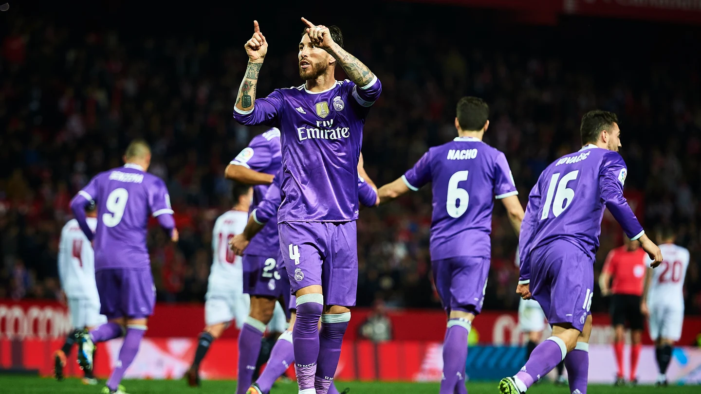 Sergio Ramos hace un gesto a parte de la grada sevillista en el Pizjuán Sergio Ramos hace un gesto a parte de la grada sevillista en el Pizjuán