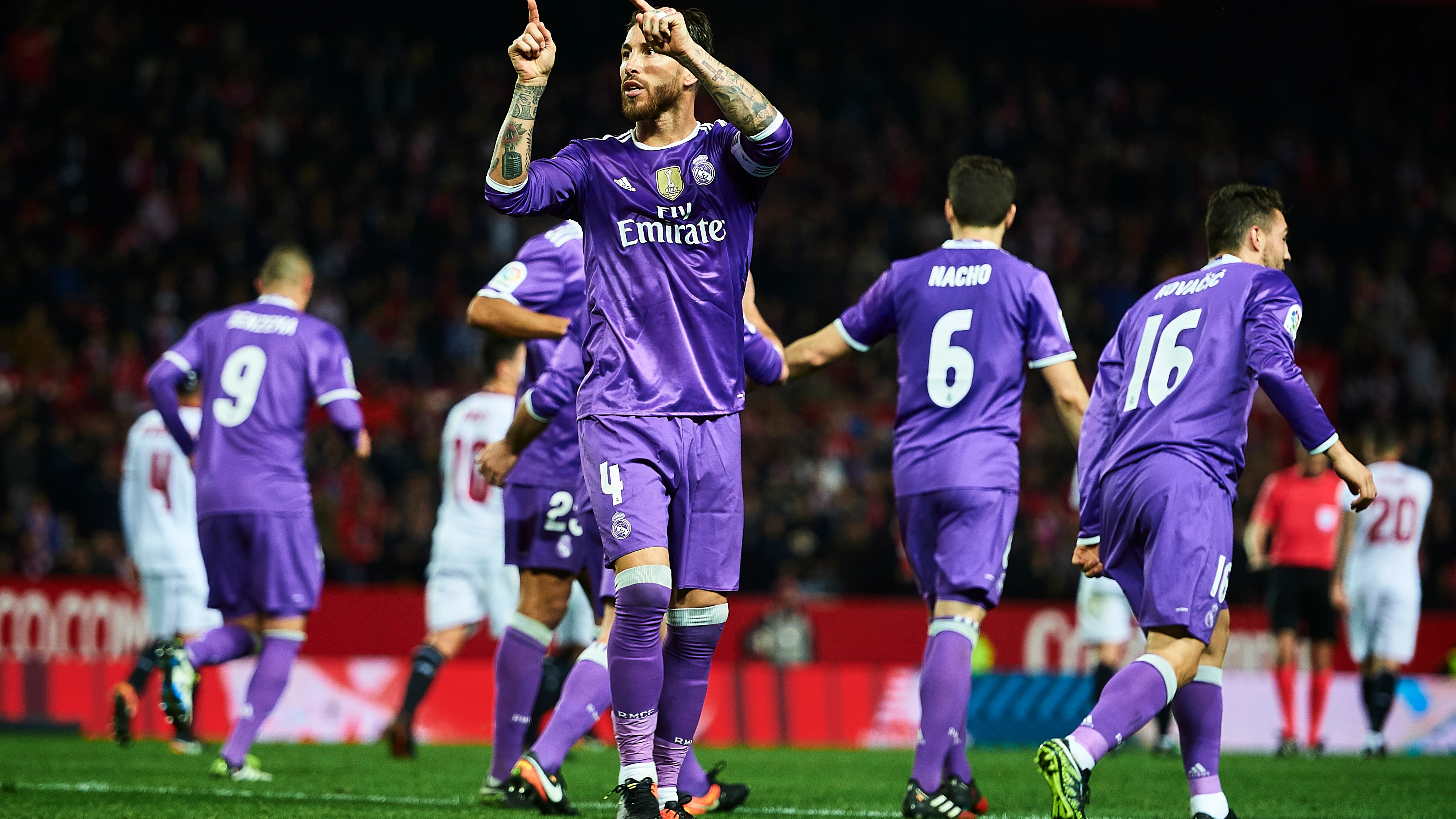 Sergio Ramos hace un gesto a parte de la grada sevillista en el Pizjuán Sergio Ramos hace un gesto a parte de la grada sevillista en el Pizjuán