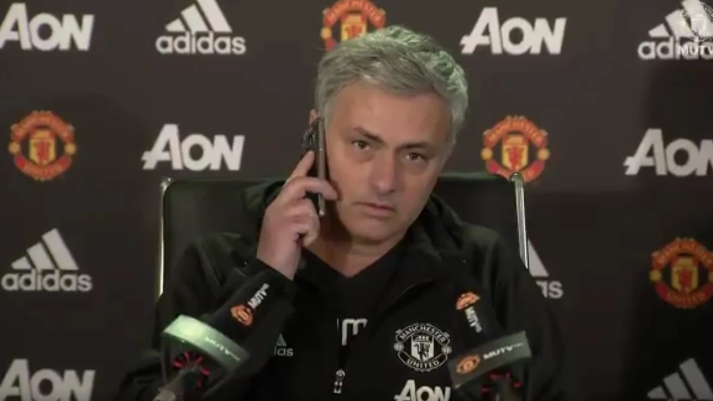 Mourinho atendiendo el teléfono persona de un periodista en rueda de prensa Mourinho atendiendo el teléfono persona de un periodista en rueda de prensa
