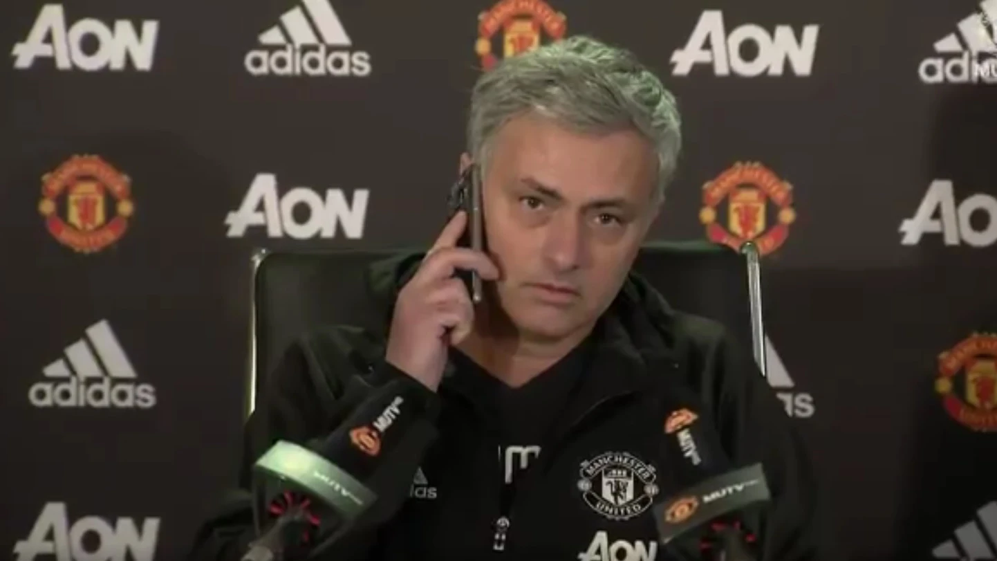 Mourinho atendiendo el teléfono persona de un periodista en rueda de prensa 