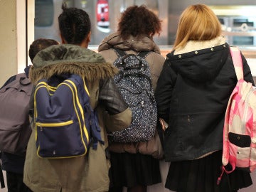Adolescentes en un colegio Adolescentes en un colegio