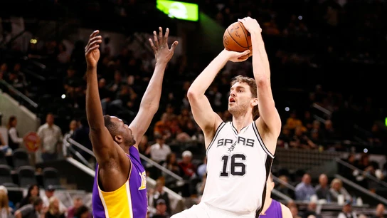 Pau Gasol lanza a canasta ante los Lakers Pau Gasol lanza a canasta ante los Lakers