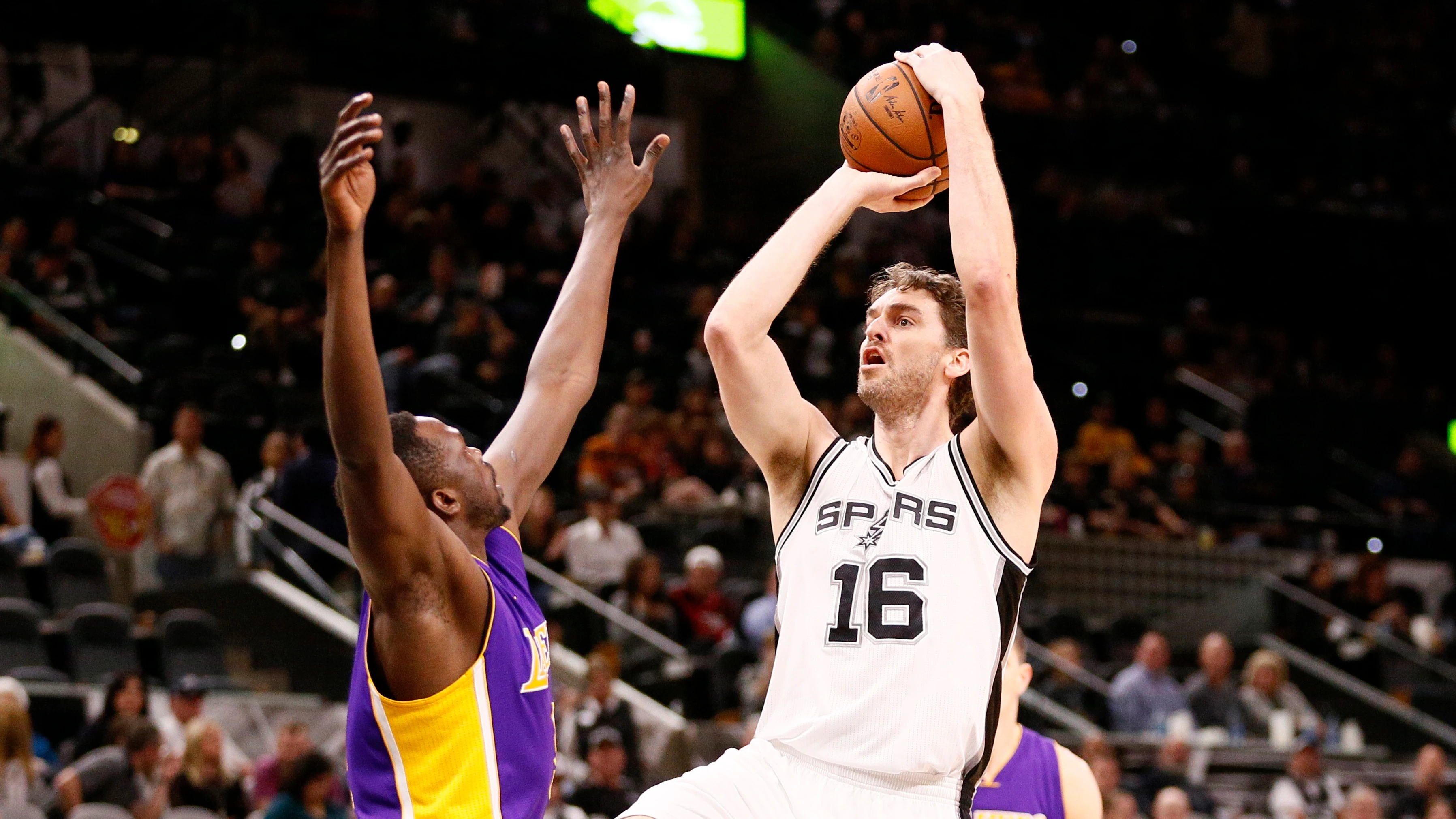 Pau Gasol lanza a canasta ante los Lakers Pau Gasol lanza a canasta ante los Lakers