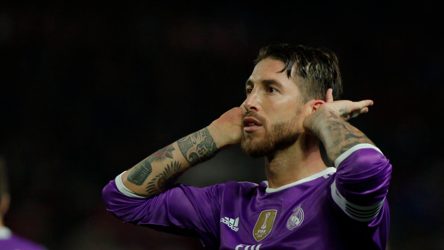 Sergio Ramos se lleva las manos a los o&iacute;dos en el Pizju&aacute;n