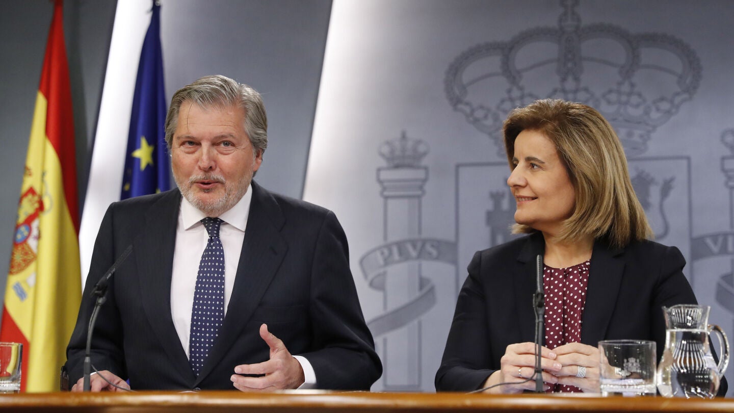  El ministro de Educaci&oacute;n, Cultura y Deportes y Portavoz, &Iacute;&ntilde;igo M&eacute;ndez de Vigo, y la ministra de Empleo y Seguridad Social, F&aacute;tima B&aacute;&ntilde;ez, durante la rueda de prensa