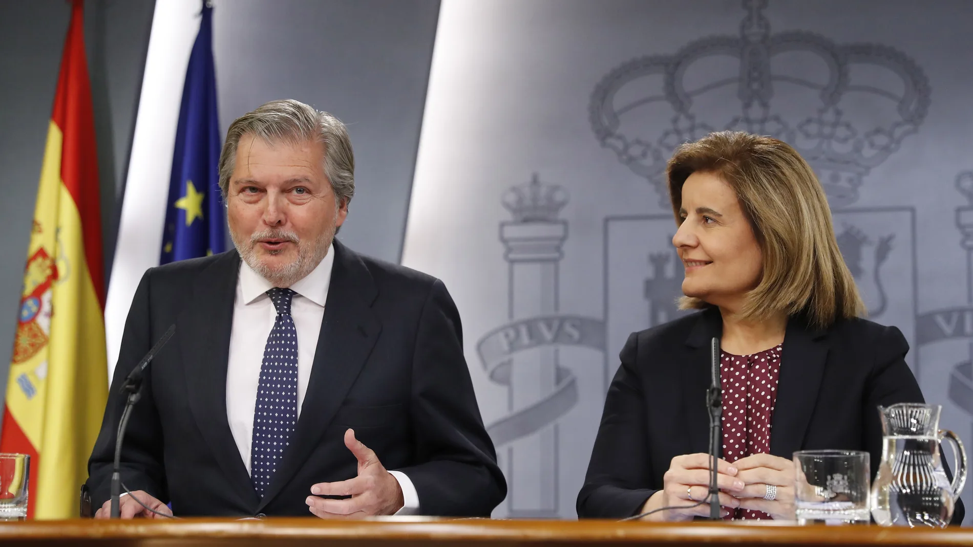  El ministro de Educación, Cultura y Deportes y Portavoz, Íñigo Méndez de Vigo, y la ministra de Empleo y Seguridad Social, Fátima Báñez, durante la rueda de prensa