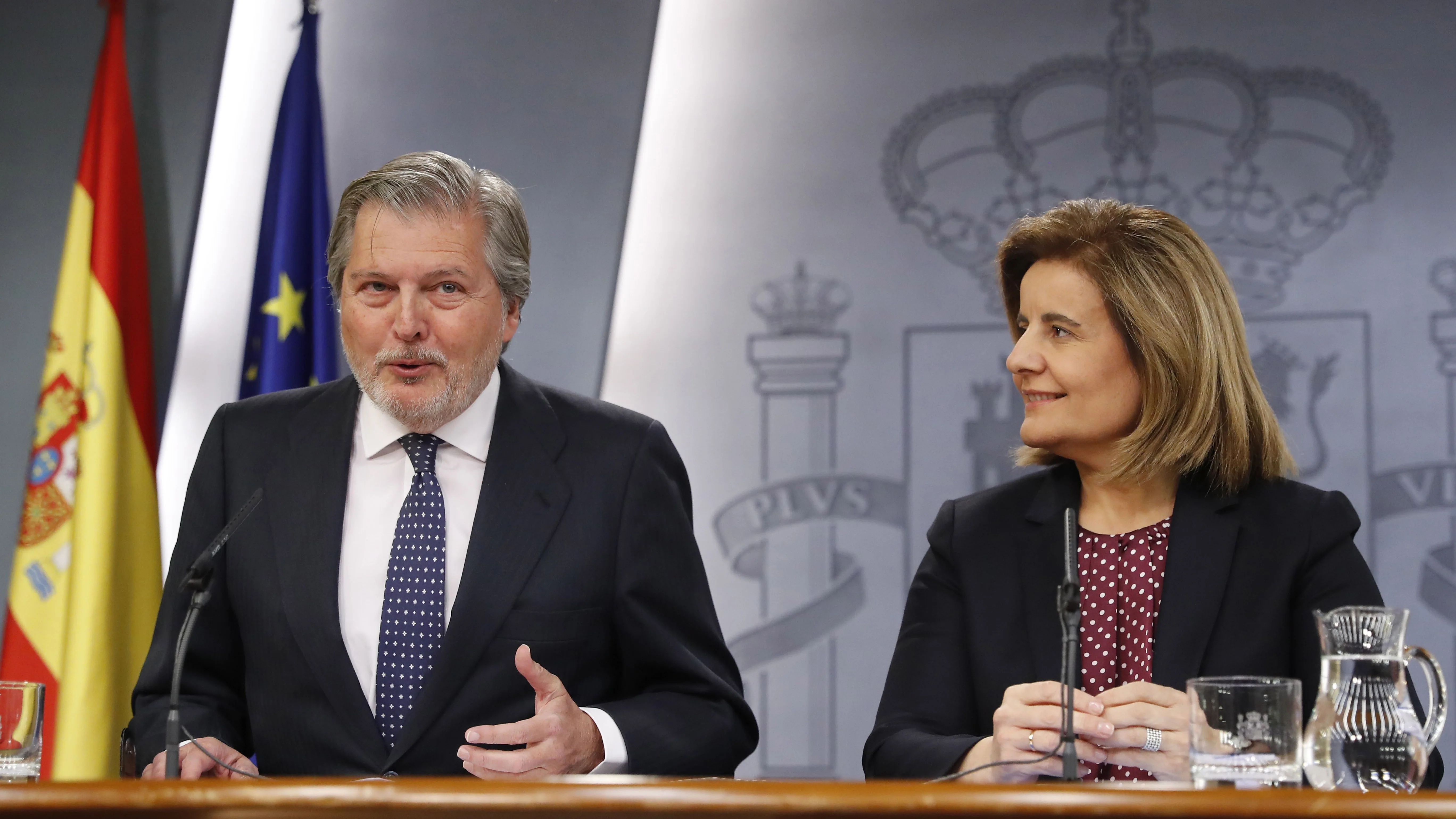  El ministro de Educación, Cultura y Deportes y Portavoz, Íñigo Méndez de Vigo, y la ministra de Empleo y Seguridad Social, Fátima Báñez, durante la rueda de prensa