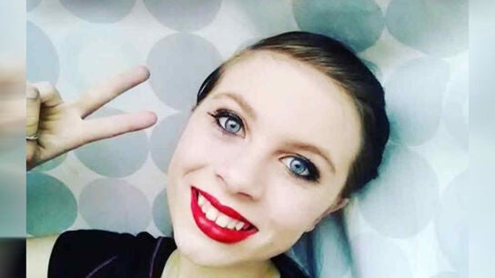 Katelyn Nicole Davis haci&eacute;ndose un selfie