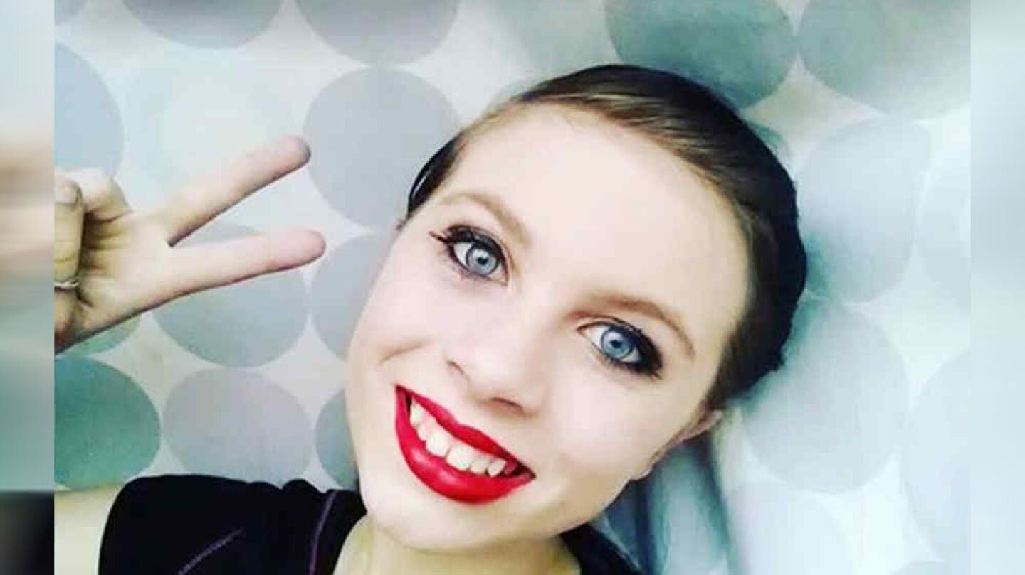 Katelyn Nicole Davis haci&eacute;ndose un selfie