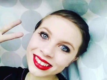 Katelyn Nicole Davis haciéndose un selfie Katelyn Nicole Davis haciéndose un selfie