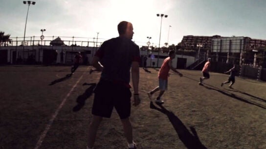 Varias personas practicando deporte