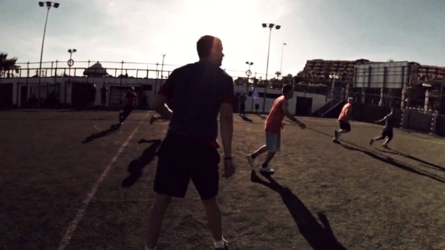 Varias personas practicando deporte
