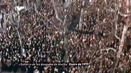 Silencio y puños en alto, así fue el funeral de los abogados asesinados en Atocha Silencio y puños en alto, así fue el funeral de los abogados asesinados en Atocha