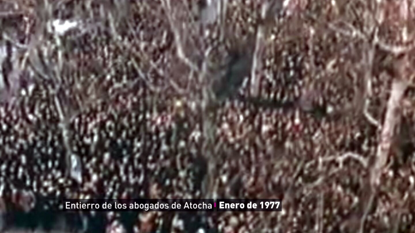 Silencio y pu&ntilde;os en alto, as&iacute; fue el funeral de los abogados asesinados en Atocha
