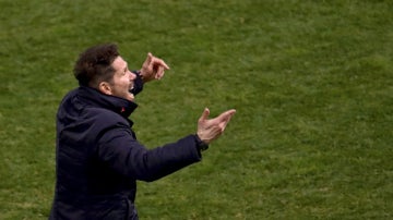 Simeone da instrucciones en la banda