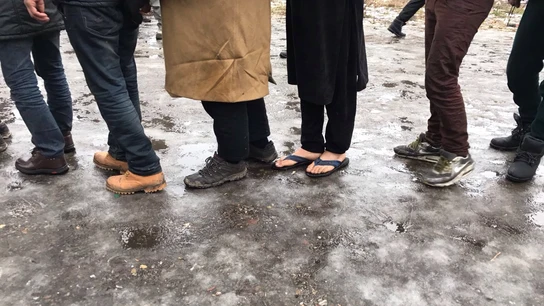 Un grupo de refugiados hace cola en Belgrado, uno de ellos con chanclas a pesar de las bajas temperaturas Un grupo de refugiados hace cola en Belgrado, uno de ellos con chanclas a pesar de las bajas temperaturas