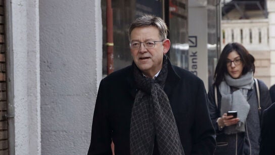 El presidente de la Comunidad Valenciana, Ximo Puig, a su llegada a la sede de la calle Ferraz para aistir a la reuni&oacute;n del Comit&eacute; Federal del PSOE