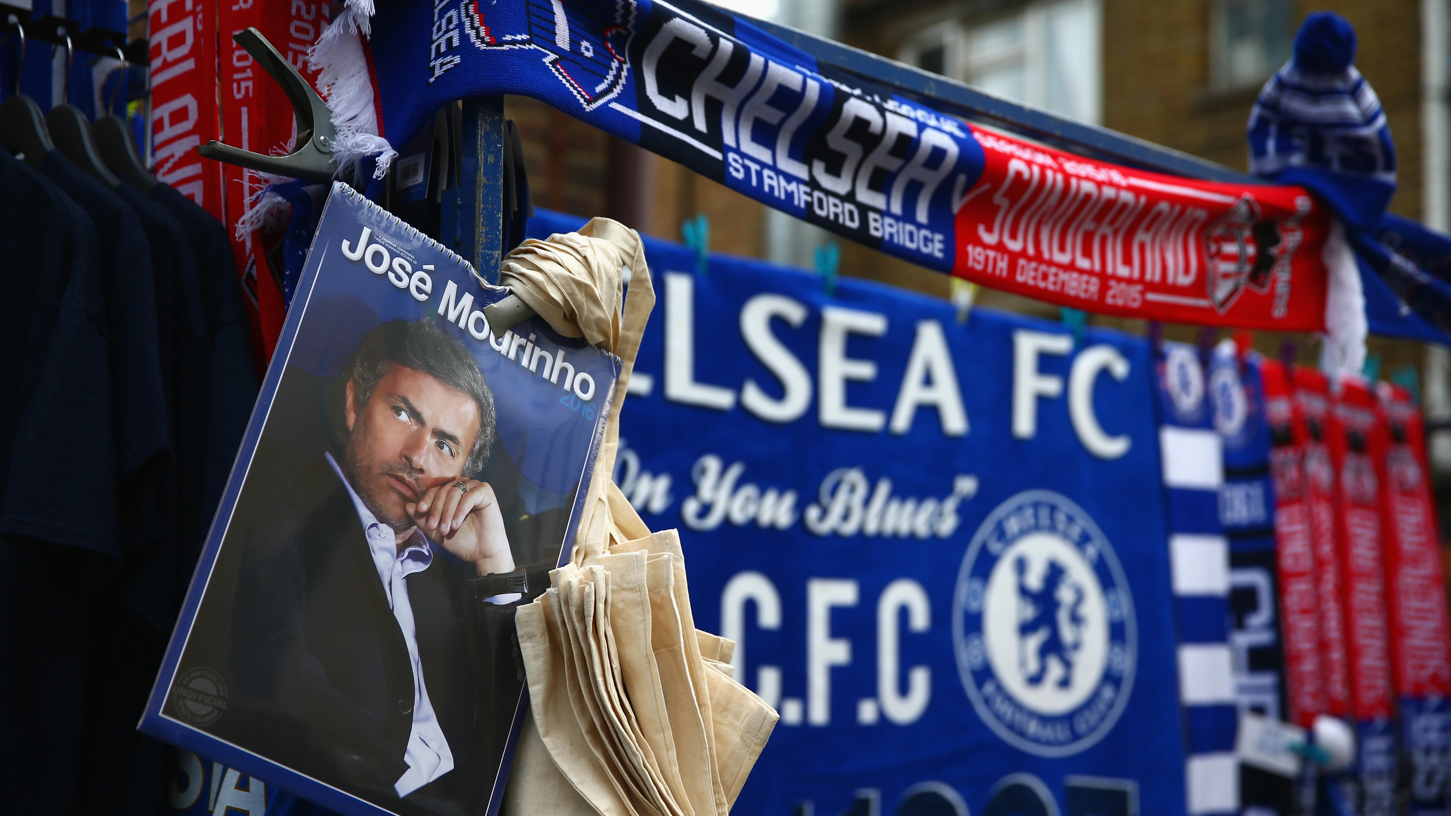 Una imagen de José Mourinho cerca de Stamford Bridge