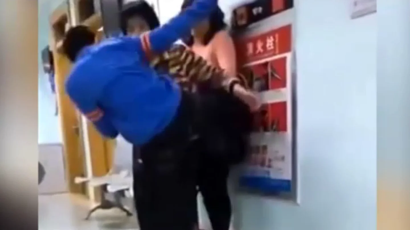 Un niño de 10 años agrede brutalmente a su madre no dejarle jugar con el móvil Un niño de 10 años agrede brutalmente a su madre no dejarle jugar con el móvil