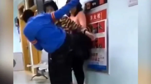 Un niño de 10 años agrede brutalmente a su madre no dejarle jugar con el móvil Un niño de 10 años agrede brutalmente a su madre no dejarle jugar con el móvil