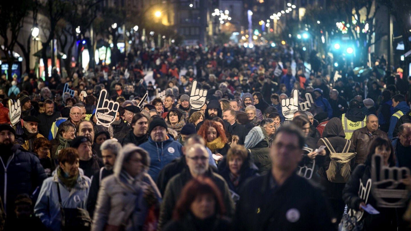 Miles de personas denuncian en Bilbao la dispersi&oacute;n de los presos de ETA