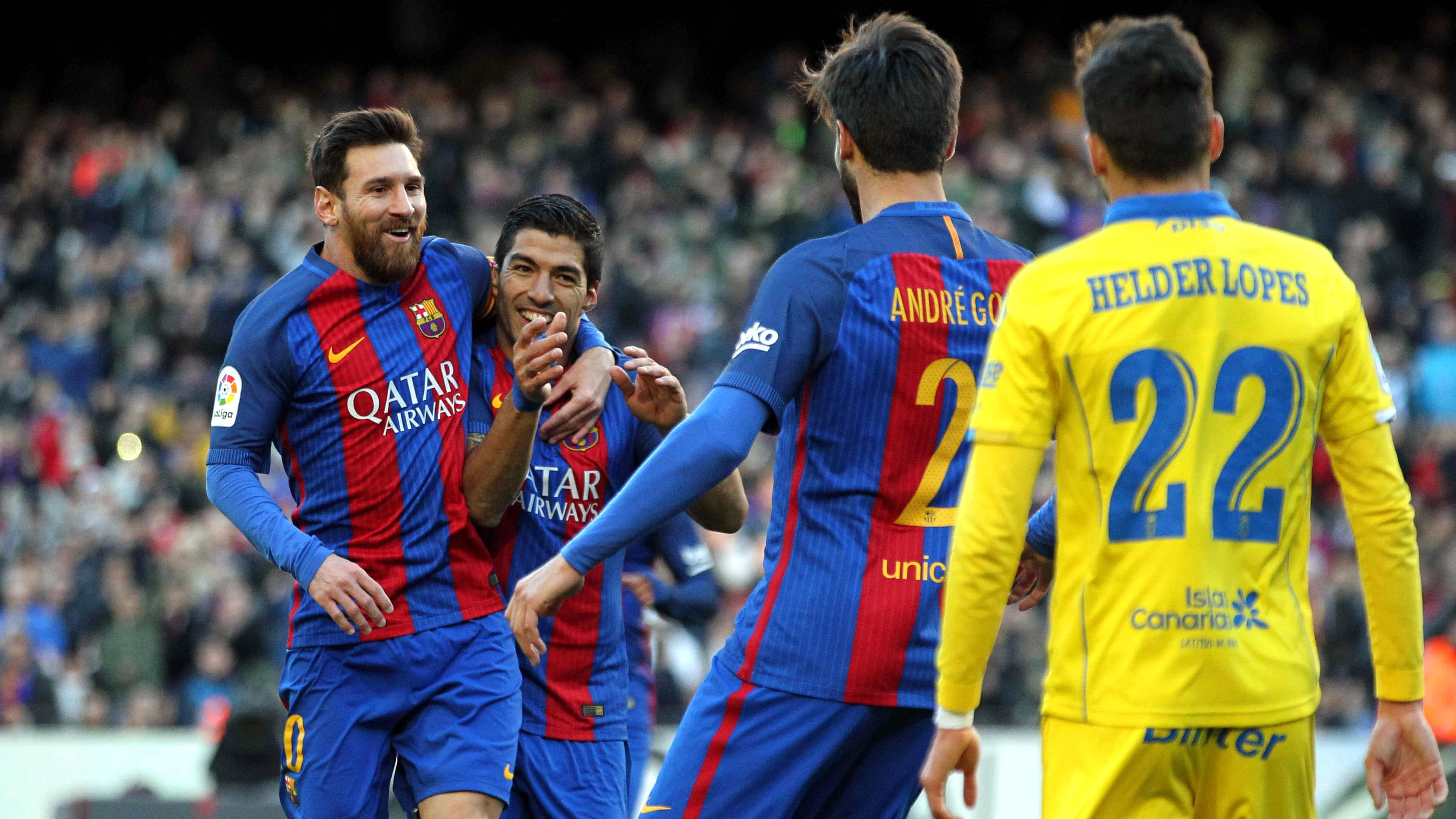 Luis Suárez y Messi celebran el 1-0 ante Las Palmas Luis Suárez y Messi celebran el 1-0 ante Las Palmas