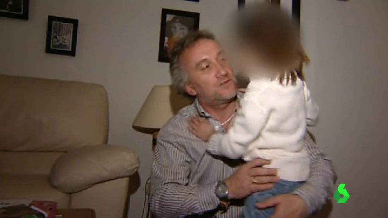 Nadia'nın anne ve babasının adamın fotoğraflarını haklı çıkarmasıyla: "Bir Nina Meyve Suyu Hazırlıyor ve Poz Veriyor"        