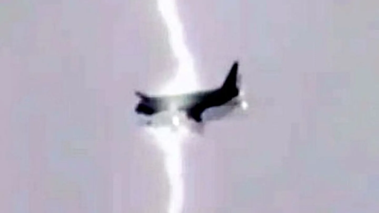 Un avión atravesado por un rayo en pleno vuelo Un avión atravesado por un rayo en pleno vuelo