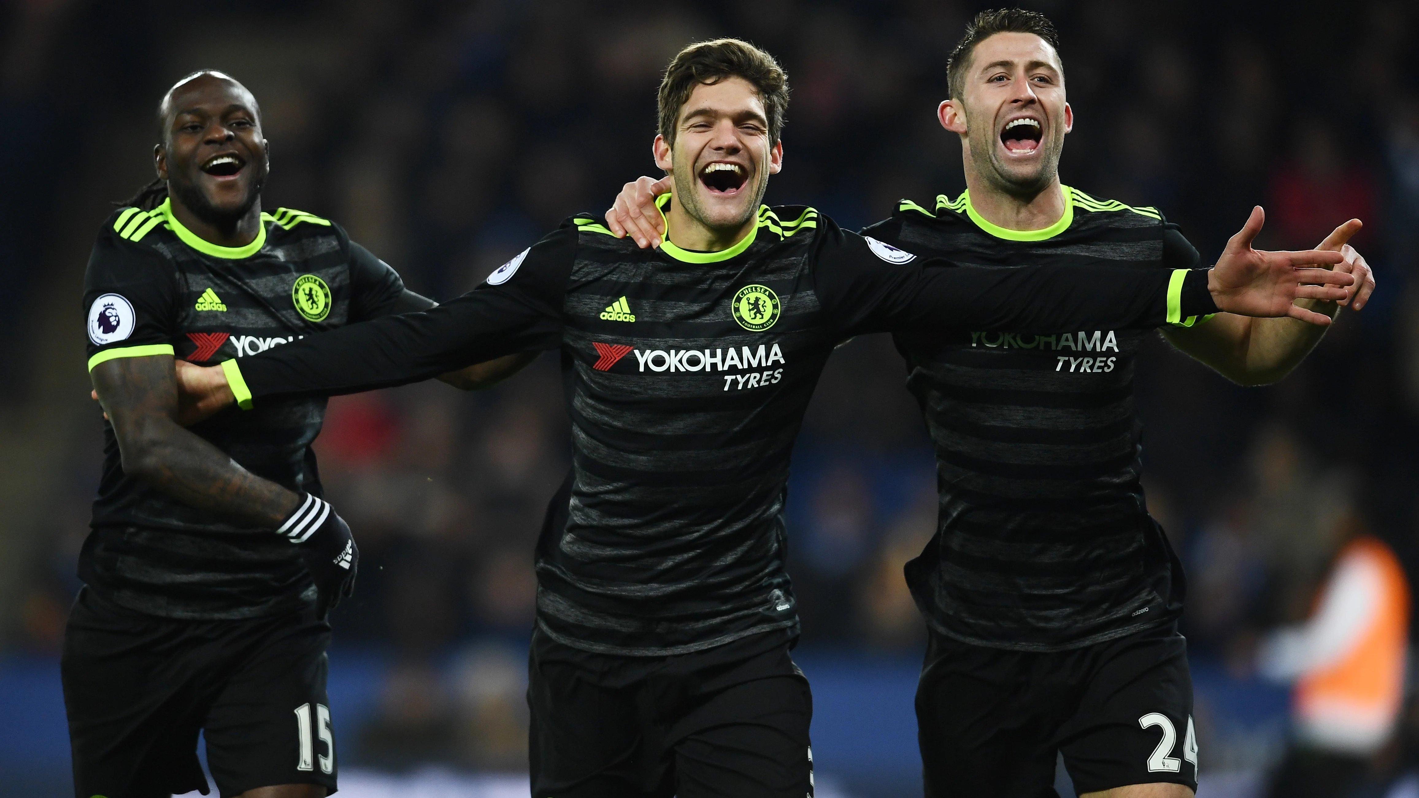 Marcos Alonso celebra un gol ante el Leicester