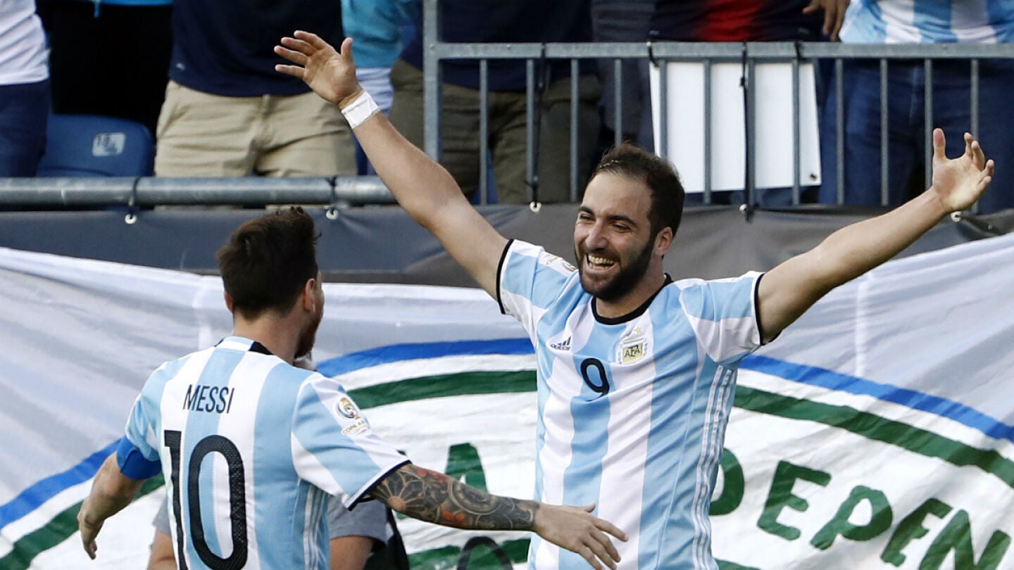 Higua&iacute;n celebra un gol con Messi