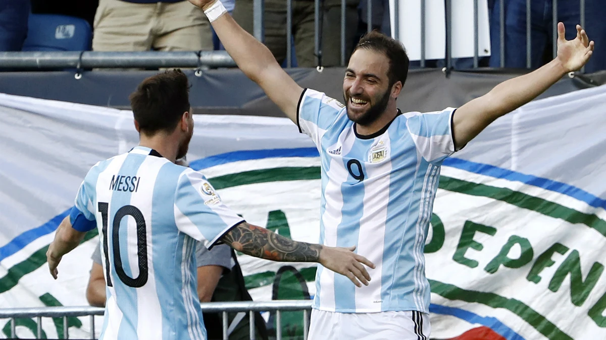 Higuaín celebra un gol con Messi