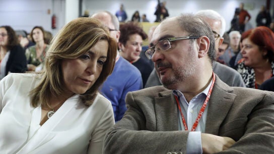 La presidenta andaluza, Susana D&iacute;az, y el presidente aragon&eacute;s, Javier Lamb&aacute;n, durante la reuni&oacute;n del Comit&eacute; Federal del PSOE