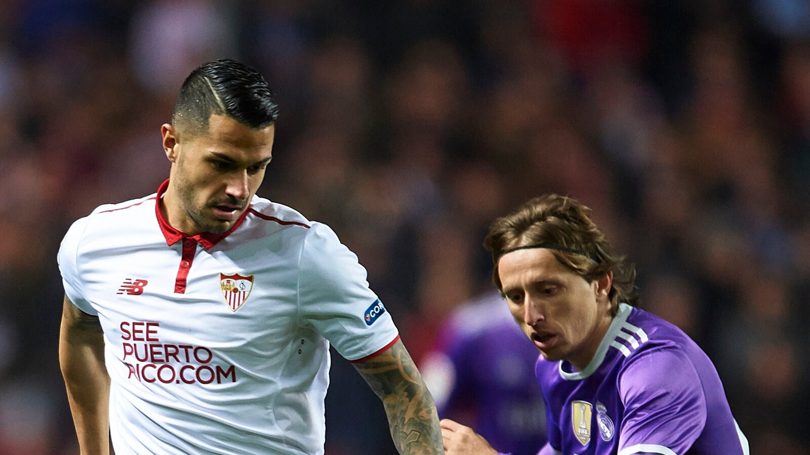 Vitolo conduce un bal&oacute;n ante Modric