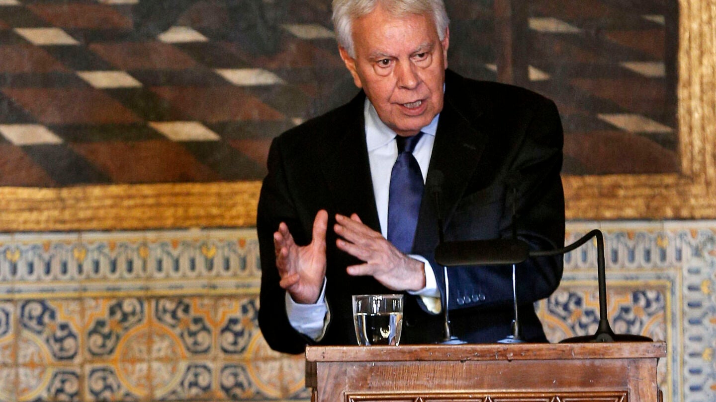 El ex presidente del Gobierno, Felipe Gonz&aacute;lez, dirige unas palabras tras recibir, este mediod&iacute;a en el Palau de la Generalitat