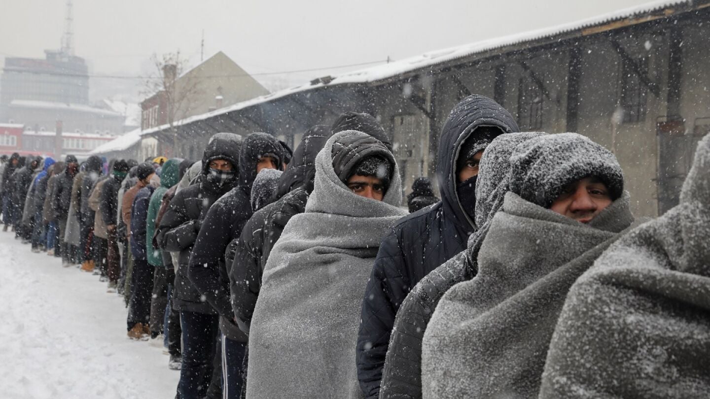 Miles de migrantes, olvidados bajo el fr&iacute;o extremo en las calles de Belgrado