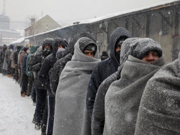 Miles de migrantes, olvidados bajo el frío extremo en las calles de Belgrado Miles de migrantes, olvidados bajo el frío extremo en las calles de Belgrado