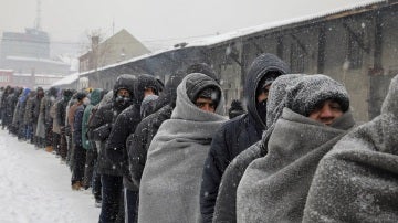 Miles de migrantes, olvidados bajo el frío extremo en las calles de Belgrado