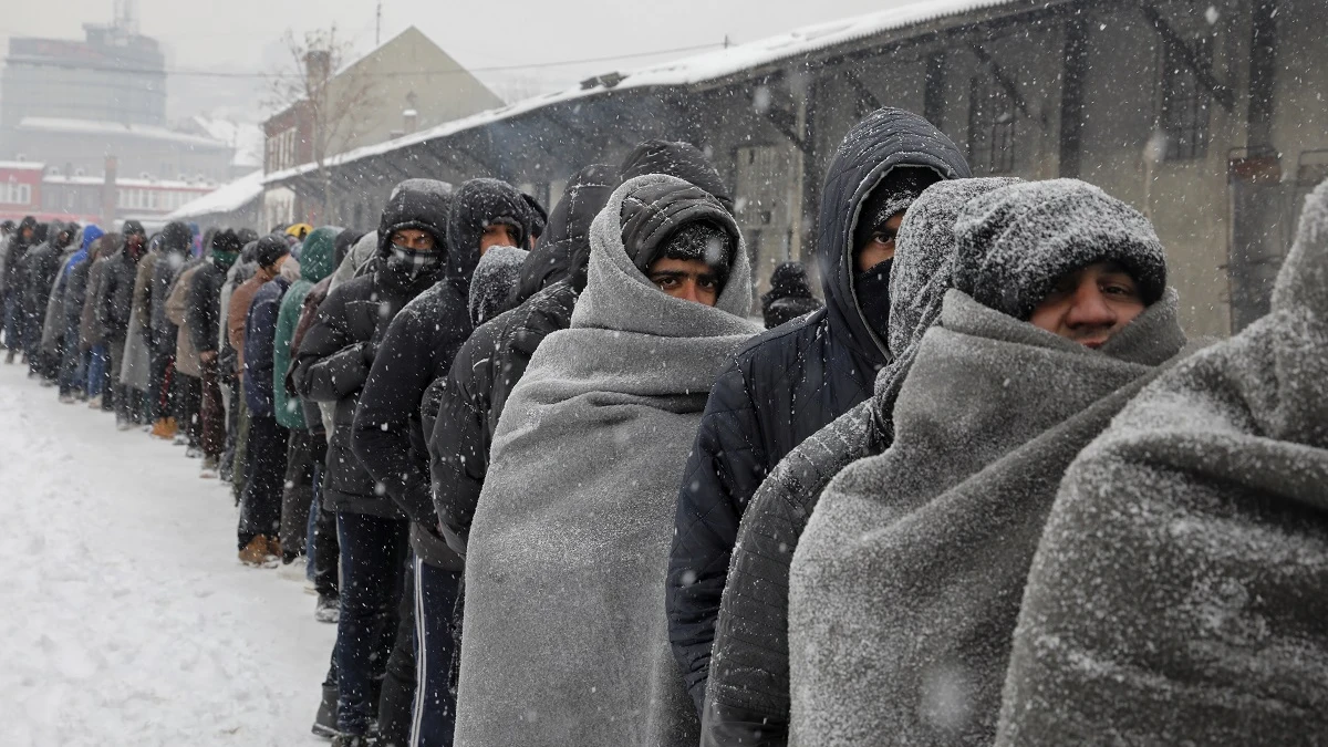 Miles de migrantes, olvidados bajo el frío extremo en las calles de Belgrado