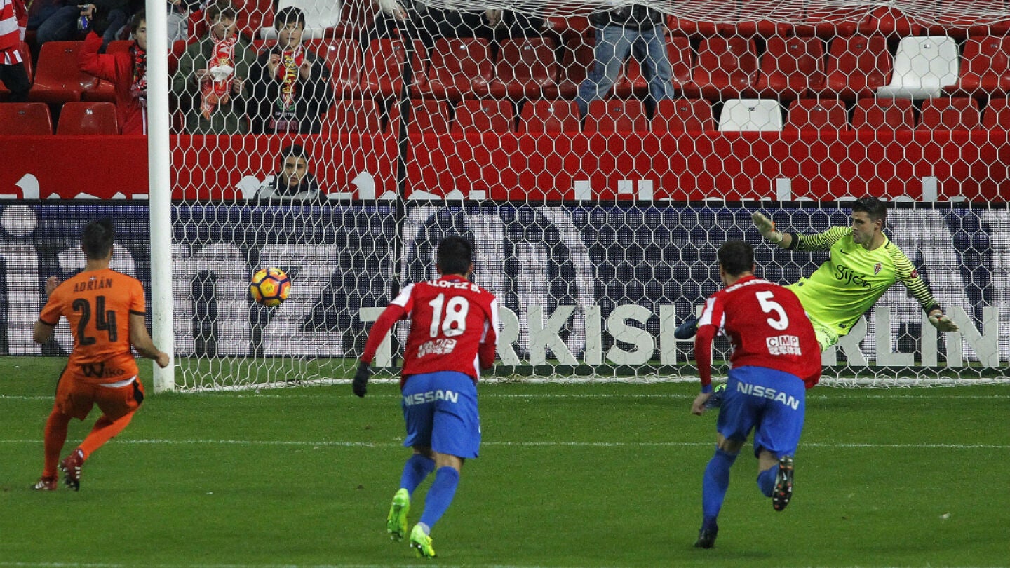 Adri&aacute;n marca un gol al Sporting