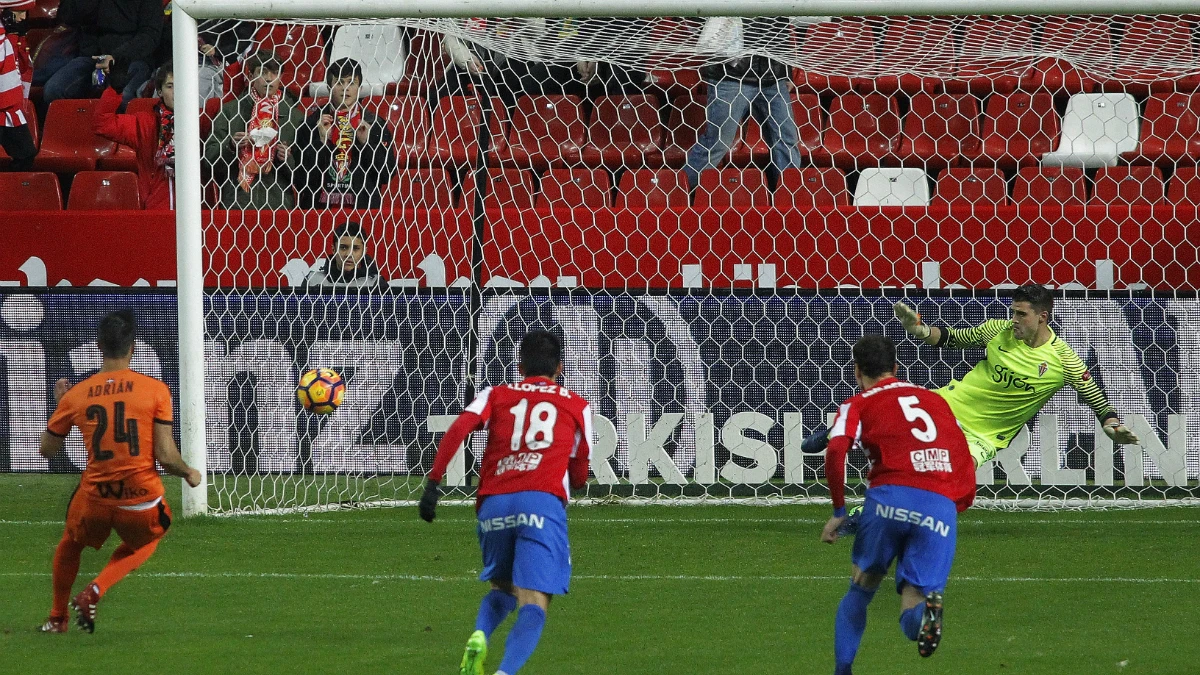 Adrián marca un gol al Sporting