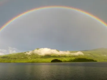 Los arcoíris se producen cuando la luz atraviesa las gotas de agua de lluvia Los arcoíris se producen cuando la luz atraviesa las gotas de agua de lluvia