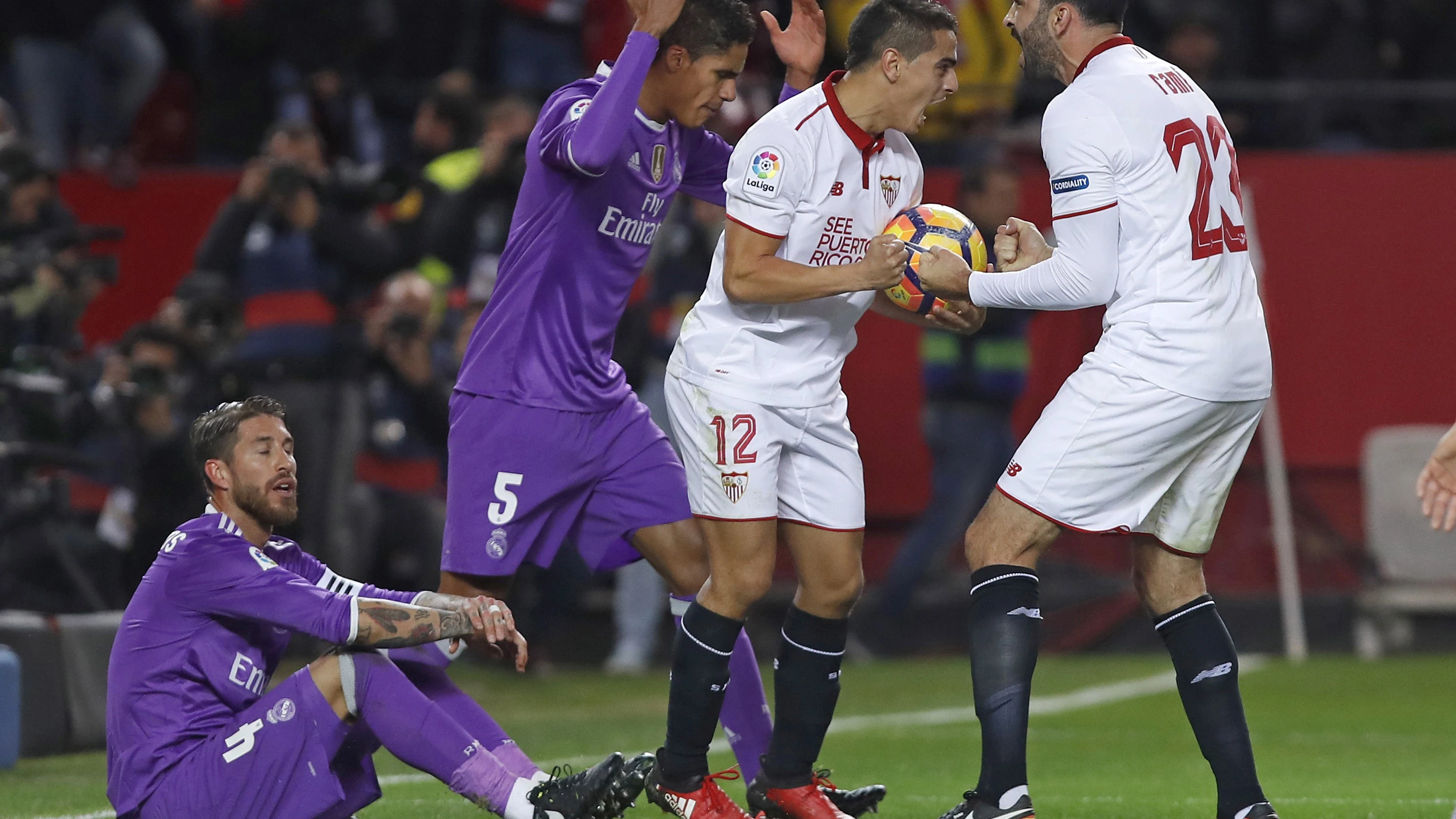 Los jugadores del Sevilla celebran el 1-1 ante el Real Madrid Los jugadores del Sevilla celebran el 1-1 ante el Real Madrid
