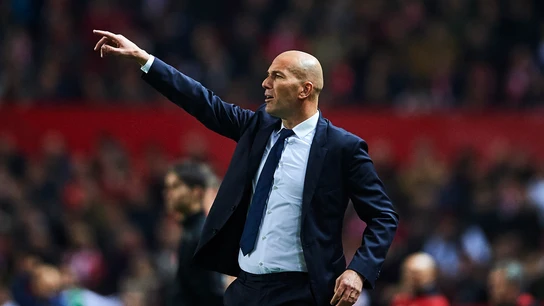 Zidane da instrucciones en la banda del Sánchez Pizjuán Zidane da instrucciones en la banda del Sánchez Pizjuán