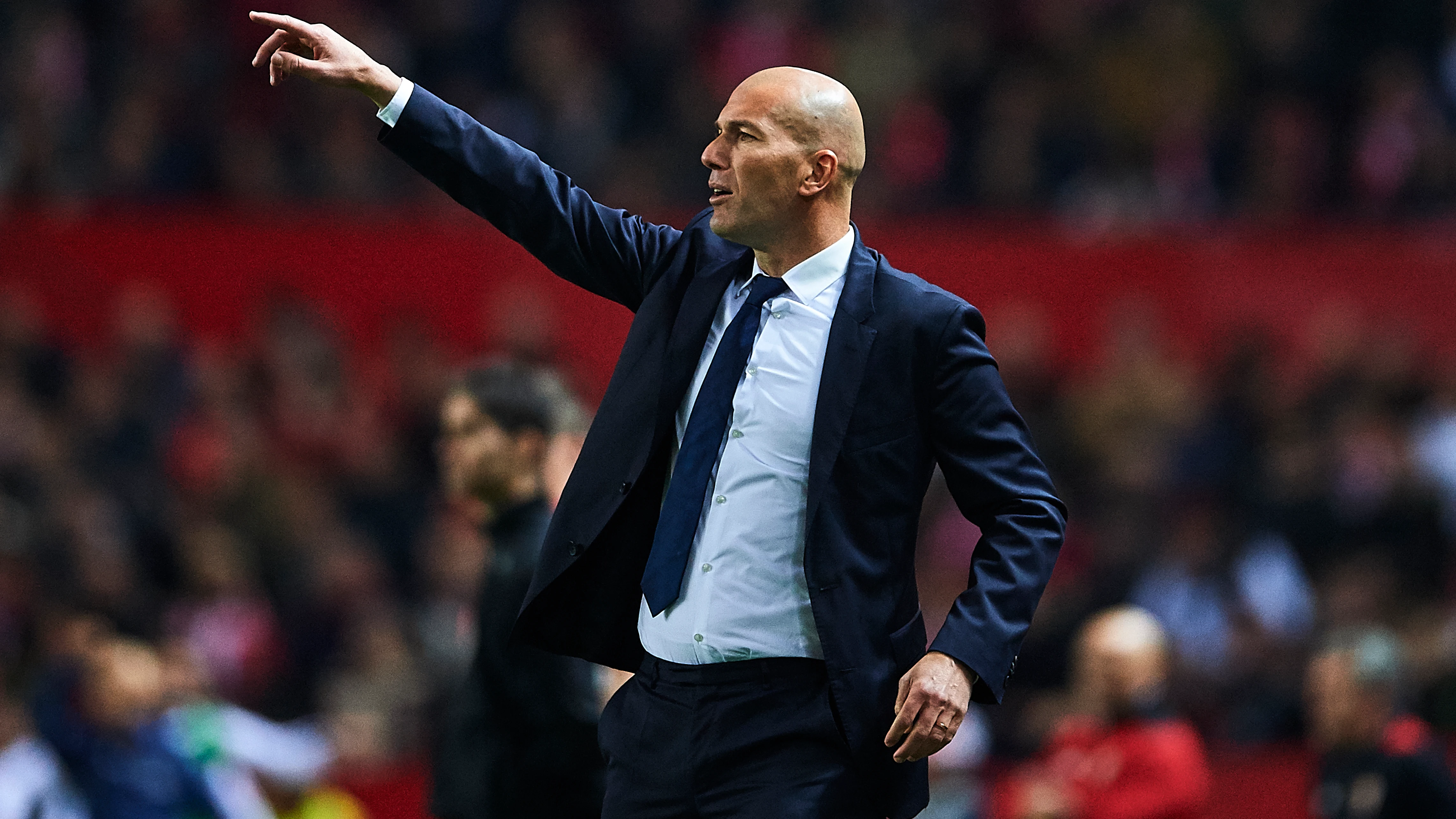 Zidane da instrucciones en la banda del Sánchez Pizjuán Zidane da instrucciones en la banda del Sánchez Pizjuán