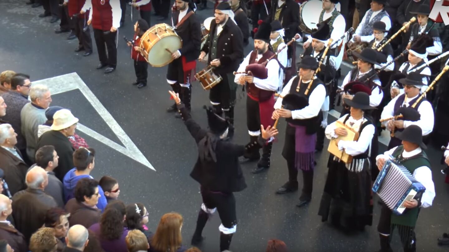 Rondalla de Santa Eulalia de Mos interpretando 'Thunderstruck' 