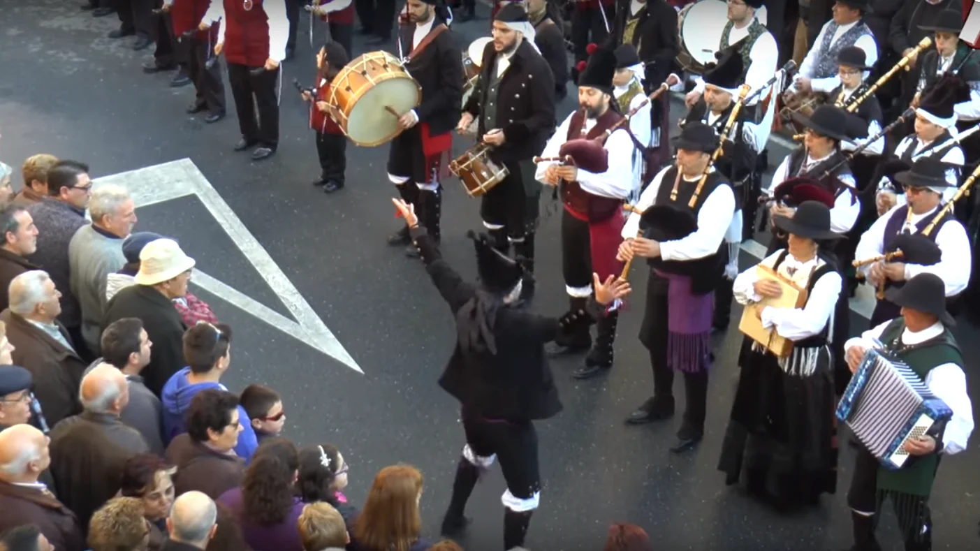 Rondalla de Santa Eulalia de Mos interpretando 'Thunderstruck' 