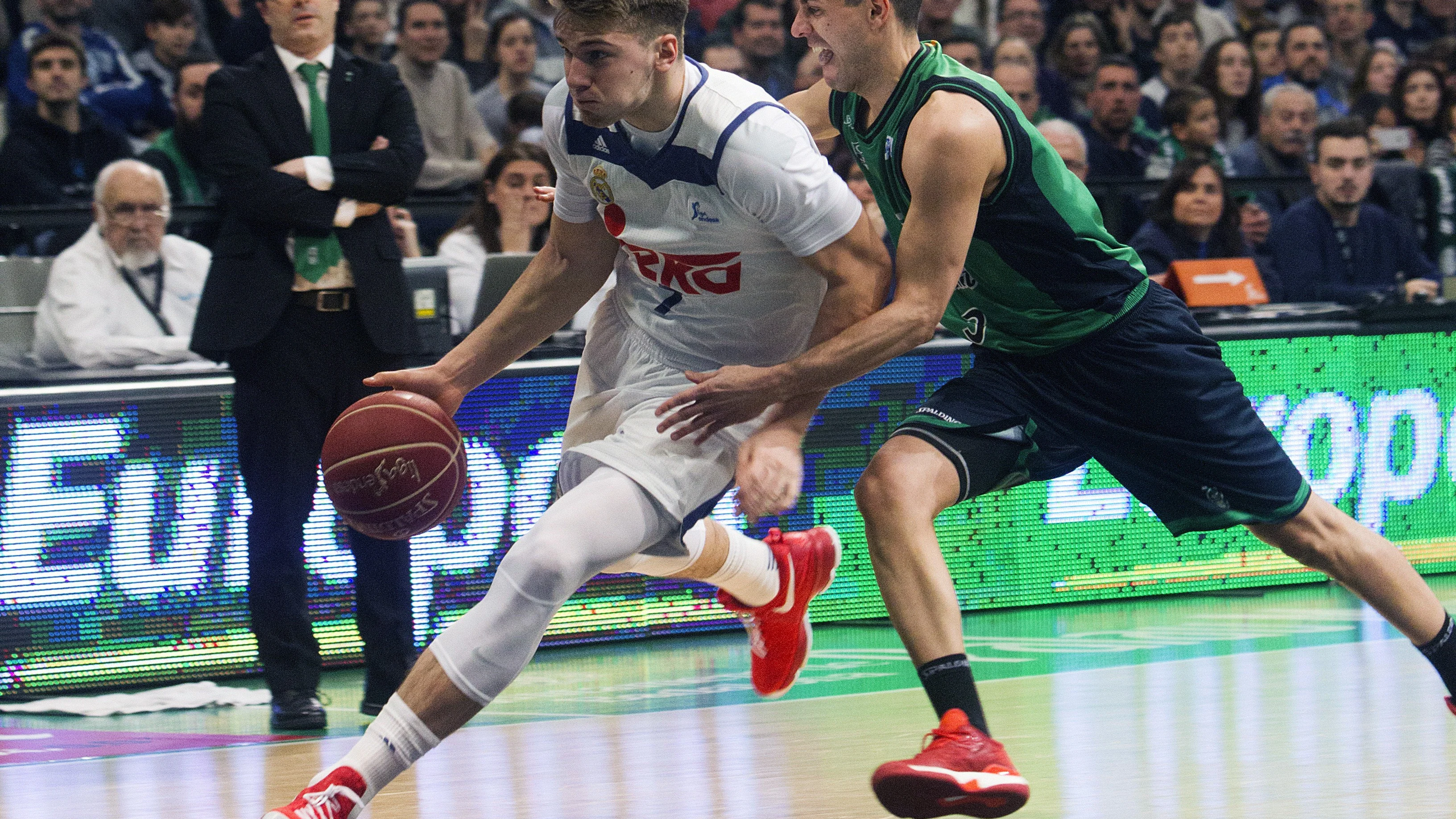 Instantes del partido entre el Joventut y el Real Madrid