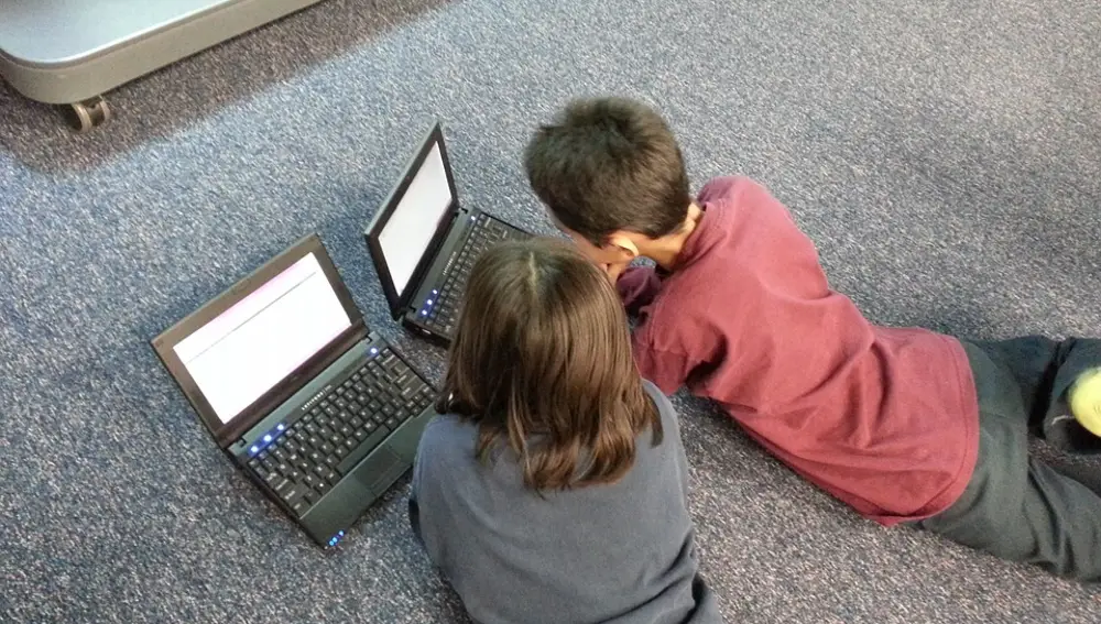 Niños con ordenador