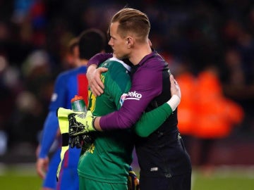 Ter Stegen abraza a Javi Varas Ter Stegen abraza a Javi Varas