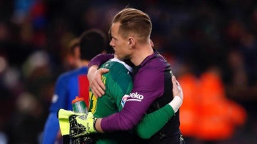 Ter Stegen abraza a Javi Varas